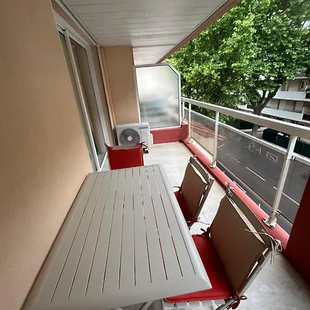 French Riviera Chic Cocoon - Pool, Beach, Parking Apartment