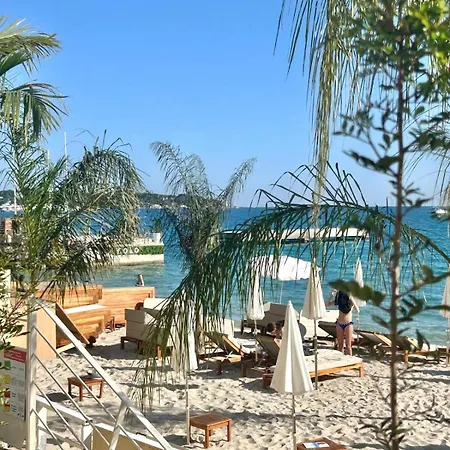 French Riviera Chic Cocoon - Pool, Beach, Parking Apartment Antibes