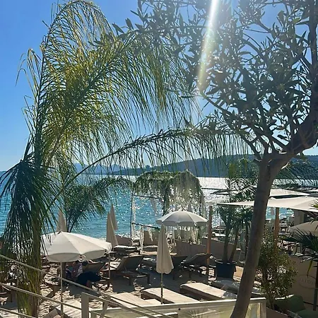 French Riviera Chic Cocoon - Pool, Beach, Parking