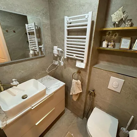 French Riviera Chic Cocoon - Pool, Beach, Parking Apartment